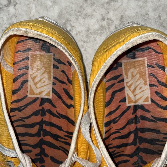 Vans™️ Authentic & Rare “People Powered” Design. - Picture 4 of 10